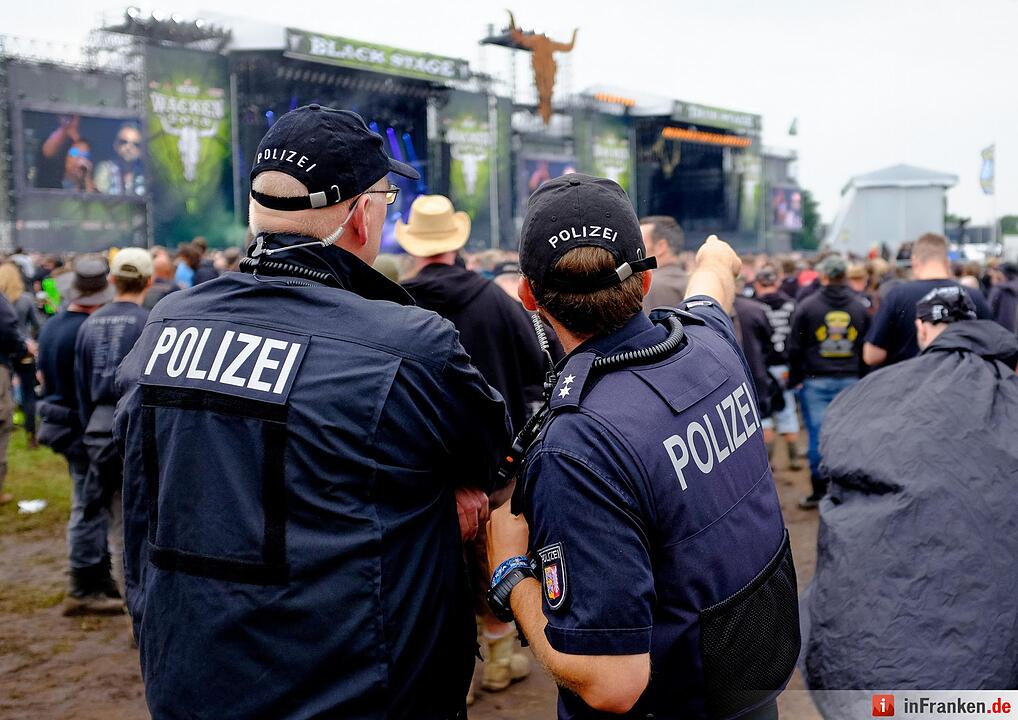 Polizisten überwachen am 04.08.2016 in Wacken (Schleswig-Holstein) das Gelände des Wacken Open Air.