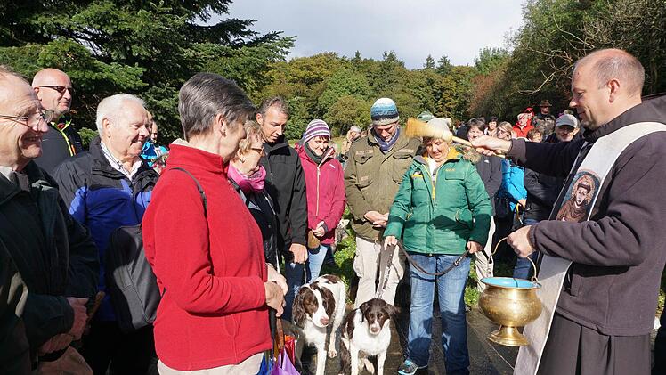 Pater Stanislaus (rechts) segnete letztmals am Kreuzberg die Tiere. Foto: Marion Eckert