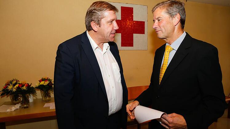 Norbert Ruß unterhält sich mit Bundestagsabgeordnetem Andreas Schwarz (SPD). Foto: Matthias Hoch