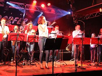 Die tolle Beleuchtung im Burgpreppacher Sportheim sorgte für einen stimmungsvollen Auftritt der Leuzendorfer Musikanten. Foto: Janina Reuter
