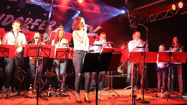 Die tolle Beleuchtung im Burgpreppacher Sportheim sorgte für einen stimmungsvollen Auftritt der Leuzendorfer Musikanten. Foto: Janina Reuter
