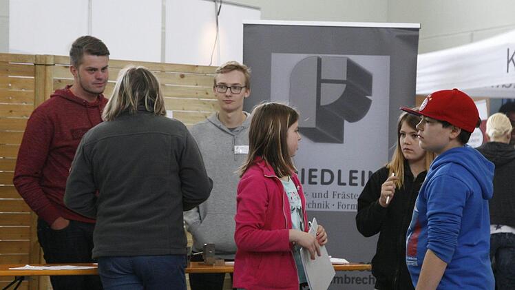 19 der Aussteller der Gewerbeschau in Marktleugst boten am Samstag auch spezielle Informationen und Kontakte für angehende Auszubildende an. Foto: Klaus Klaschka