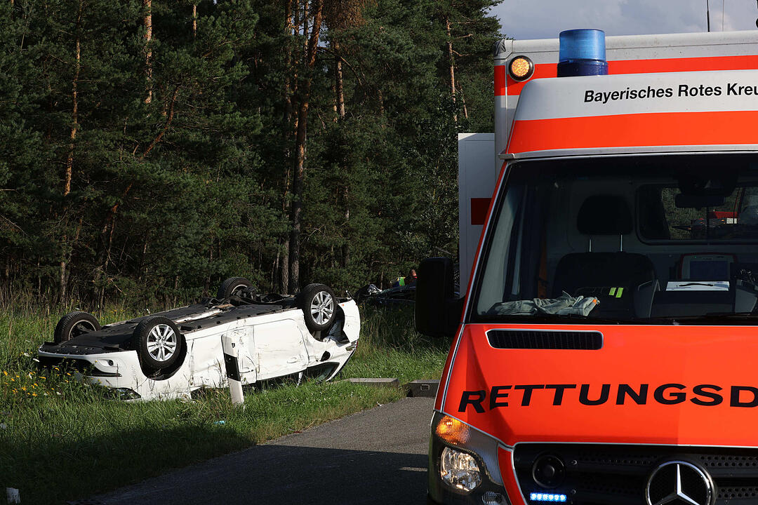 Kampf gegen die Zeit: Vollbeladener Autotransporter ŸberschlŠgt sich auf der A9 - Feuerwehr braucht anderthalb Stunden, um eingeklemmten Fahrer zu befreien
