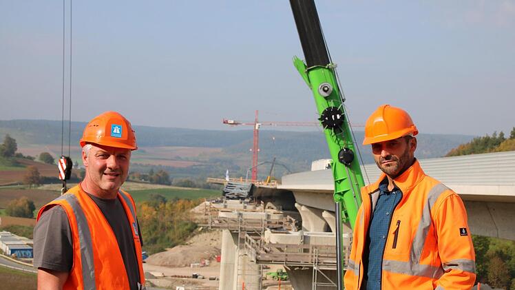 Jede Woche werden 25 Meter Autobahn-Brücke betoniert und übers Tal neben dem Klöffelsberg geschoben. Foto: Ralf Ruppert