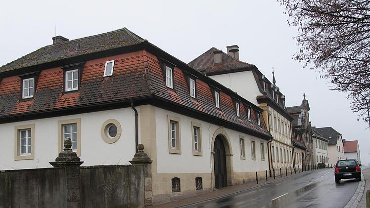 Neben der alten Schlosskapelle sind die Gebäude mit den Räumen der Verwaltungsgemeinschaft, die sowohl innen als auch außen saniert werden sollen.G. Geiling