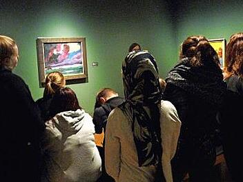 Die Schüler bestaunten die Kunstwerke und setzten sich mit dem Expressionismus auseinander. Foto: Günther Geiling