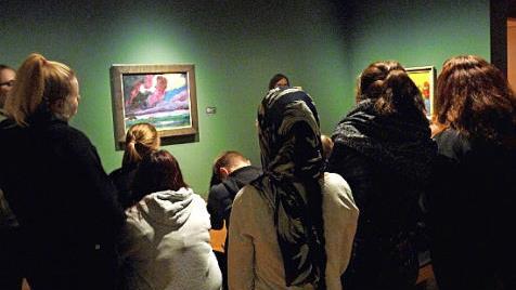 Die Schüler bestaunten die Kunstwerke und setzten sich mit dem Expressionismus auseinander. Foto: Günther Geiling