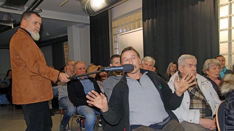 Rainer Heland ist Landwirt und bewirtschaftet derzeit die Kemmater Wiese: "Ich verliere Grund und damit Futterfläche", sagte er bei der Infoveranstaltung. Foto: privat