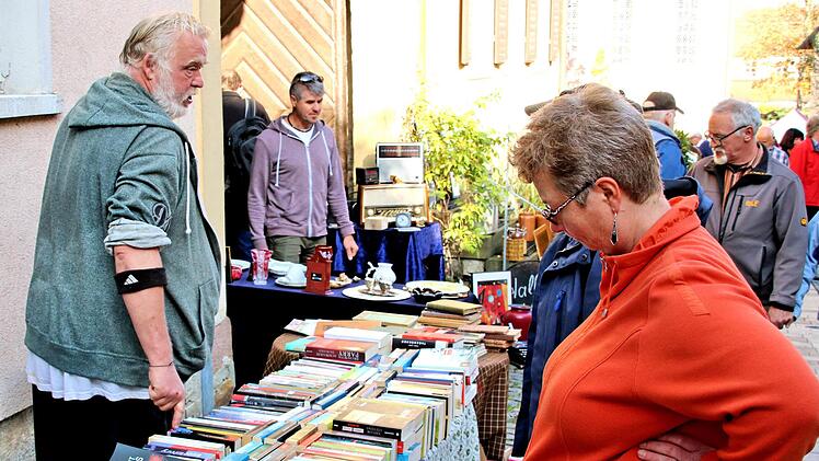Eine sehr gute Adresse insbesondere für Krimis ist der Stand von Thorsten  Rathjen, den er stets in der Finsteren Gasse aufbaut. Foto: Dieter Britz