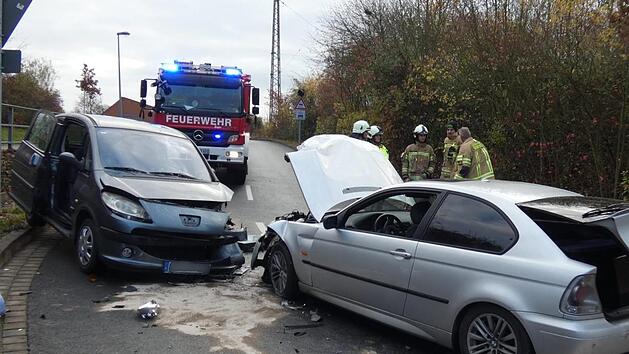 In einer Kurve waren der Peugeot (links) und der BMW zusammengesto&szlig;en. Der Unfall passierte neben dem Gel&auml;nde der Ha&szlig;furter Feuerwehr (im Hintergrund).  Fotos: Christian Licha