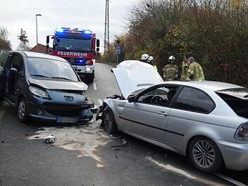 In einer Kurve waren der Peugeot (links) und der BMW zusammengesto&szlig;en. Der Unfall passierte neben dem Gel&auml;nde der Ha&szlig;furter Feuerwehr (im Hintergrund).  Fotos: Christian Licha