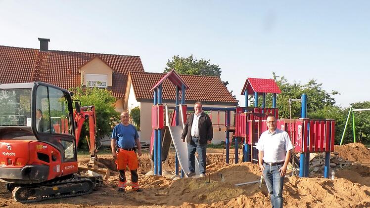 Stefan Dotterweich (Spielplatzbeauftragter), Ulrich Busch (Fa. Busch) und Stefan Endres (Bauamtsleiter, von links) begutachten die Arbeiten am Spielplatz Babenberger Weg. Foto: Andrea Spörlein