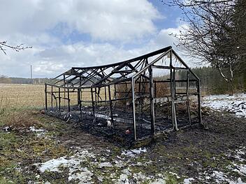 Im Kreis Wunsiedel hat ein Mann versehentlich seine Gartenhütte, samt der darin befindlichen Tomatenpflanzen in Brand gesetzt.