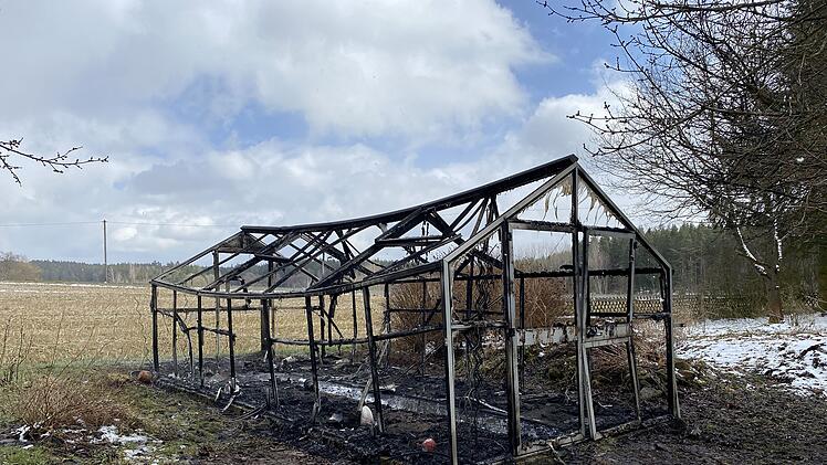 Im Kreis Wunsiedel hat ein Mann versehentlich seine Gartenhütte, samt der darin befindlichen Tomatenpflanzen in Brand gesetzt.