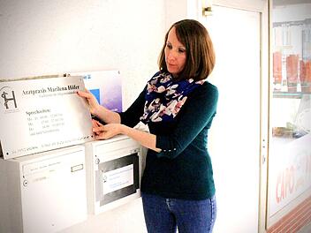 Das neue Praxisschild ist schon da und wird demnächst neben dem Eingang angebracht. Telefonnummer und E-Mail-Adresse wird Marilena Höfer kurz vor der Eröffnung bekannt geben.