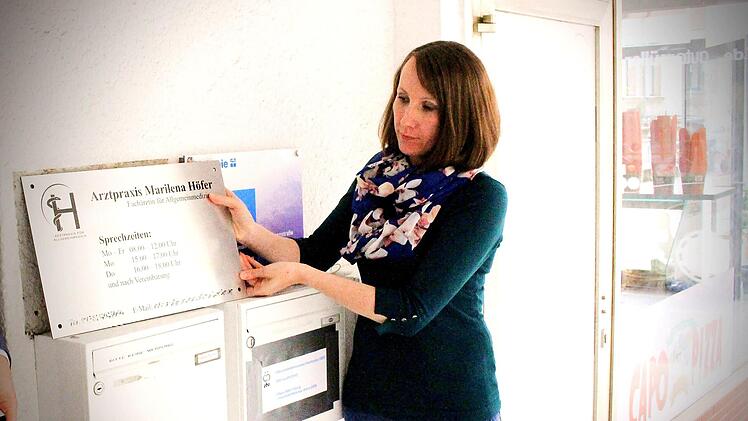 Das neue Praxisschild ist schon da und wird demnächst neben dem Eingang angebracht. Telefonnummer und E-Mail-Adresse wird Marilena Höfer kurz vor der Eröffnung bekannt geben.