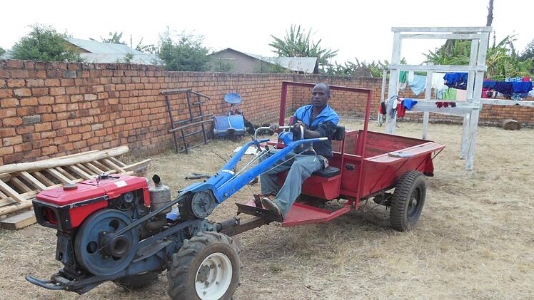 Der Powertiller, ein kleiner Traktor,  soll  2022 mit neuen Reifen ausgestattet werden.