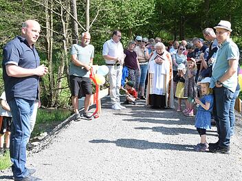 Zum Abschluss des offiziellen Teils der kleinen Feier, die vom Musikverein Kleinwenkheim musikalisch umrahmt wurde, erteilt Pfarrer Benno von Bundschuh den göttlichen Segen. Foto: Eckhard Heise