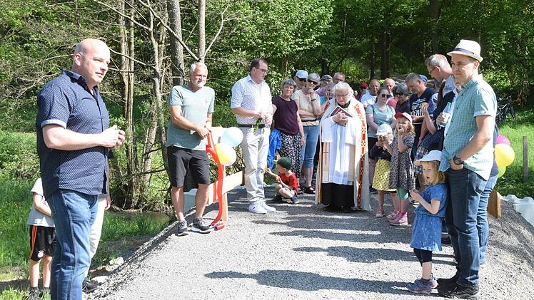 Zum Abschluss des offiziellen Teils der kleinen Feier, die vom Musikverein Kleinwenkheim musikalisch umrahmt wurde, erteilt Pfarrer Benno von Bundschuh den göttlichen Segen. Foto: Eckhard Heise