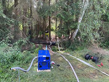 Großeinsatz im Landkreis Hof: Polizeitaucher und THW suchen nach möglicher Waffe