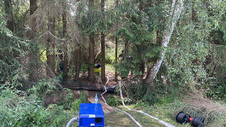 Großeinsatz im Landkreis Hof: Polizeitaucher und THW suchen nach möglicher Waffe