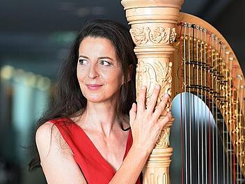 Silke Aichhorn mit ihrer Harfe.