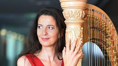 Silke Aichhorn mit ihrer Harfe.