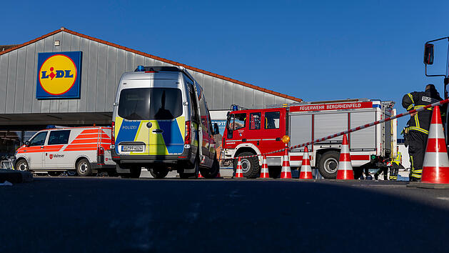 Lkw &uuml;berf&auml;hrt Senior auf Supermarktparkplatz im Kreis Parkplatz