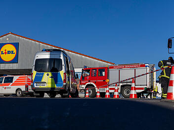 Lkw &uuml;berf&auml;hrt Senior auf Supermarktparkplatz im Kreis Parkplatz