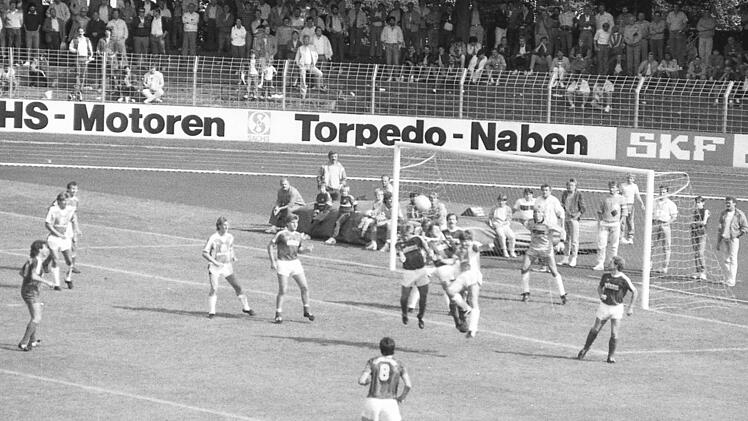Nach dem 2:1-F&uuml;hrungstor des FC 05 Schweinfurt setzt 1860 M&uuml;nchen alles auf eine Karte und best&uuml;rmt das Tor von Keeper May. Fotos: Archiv