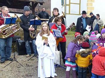 Christkind Katharina eröffnete den Aufseßer Weihnachtsmarkt. Fotos: Wolf