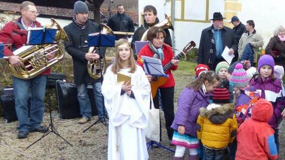 Christkind Katharina eröffnete den Aufseßer Weihnachtsmarkt. Fotos: Wolf