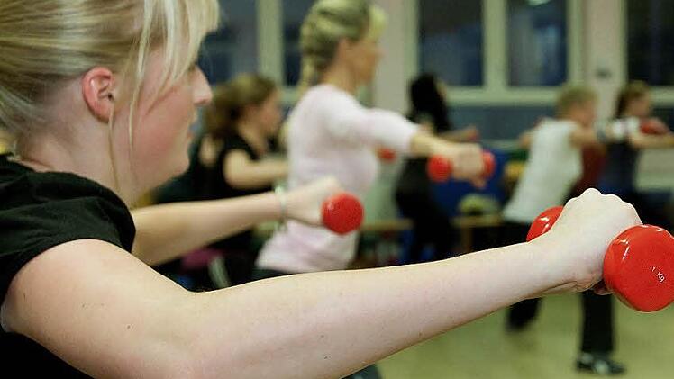 Weg vom Computer, ran an die Geräte: Schüler des Frobenius-Gymnasiums Hammelburg haben einen Kraft-Trainingsparcours initiiert und für die Errichtung schon mehr als 3000 Euro zusammengetragen. Foto: Kai Remmers/dpa-mag