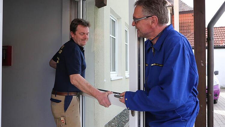 Andreas Firdler (links) und Friedwald Schedel an der Haustür Foto: Matthias Hoch