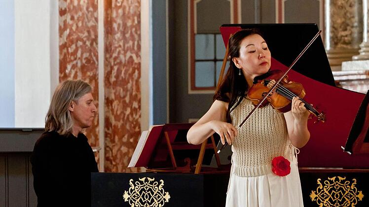 Die Geigerin Megumi Ikeda und der Cembalist Gary O'Connell musizieren in der Schlosskirche.