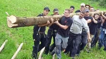 ...oder beim Aufstellen des Kerwabaums  Foto: Carmen Schwing