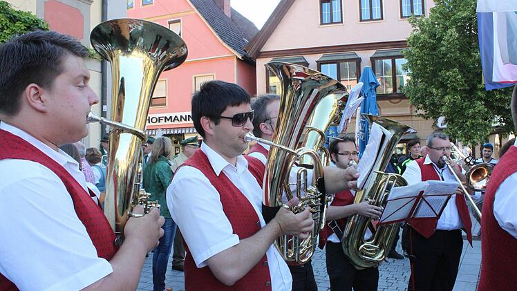 Auf dem Marktplatz spielte die Musik.