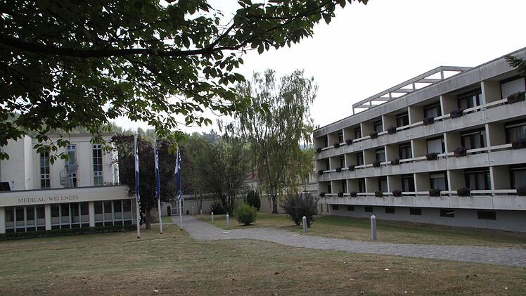 So sieht die Rückseite des Spa-Flügels im Staatsbad Bad Brückenau aktuell aus. Foto: Ulrike Müller