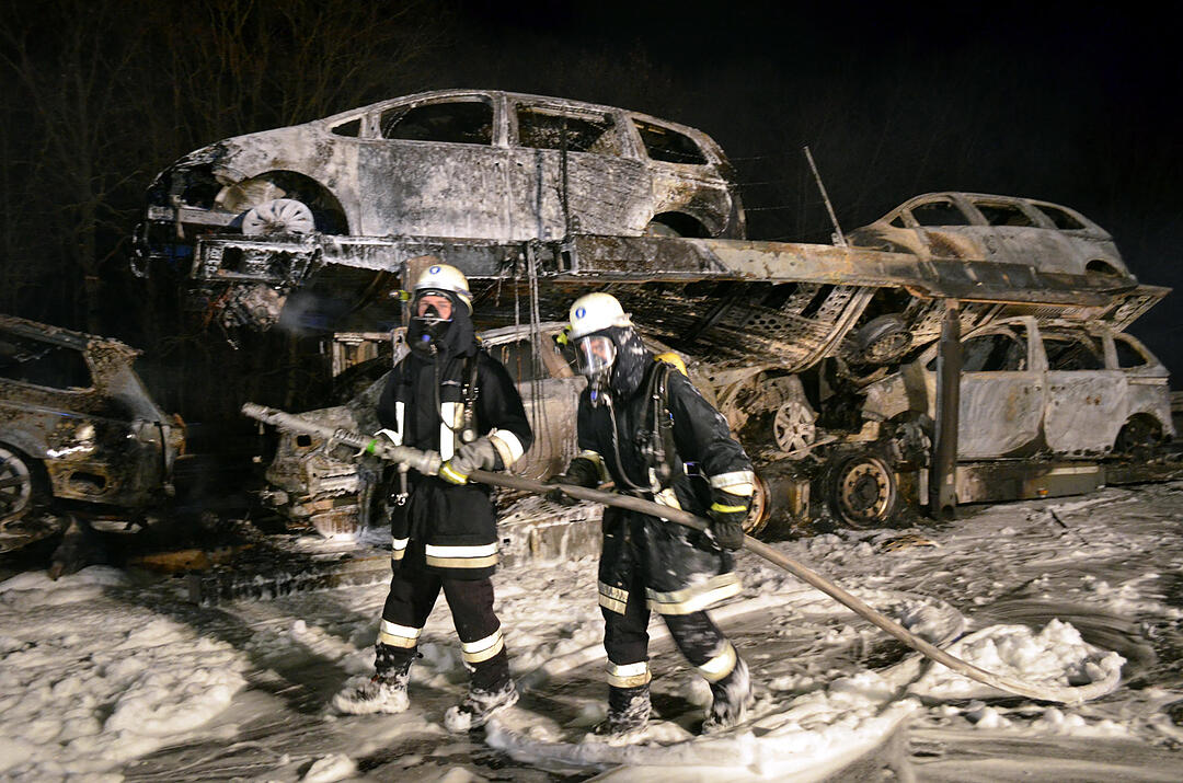 Autotransporter brennt auf A3 bei Helmstadt
