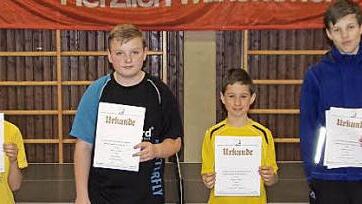 Die vier besten A-Schüler (von links): Leon Fredrich, der Zweitplatzierte Patrick Geßner vom SV-DJK Eggolsheim, Sieger Tom Hoger vom FC Adler Weidhausen und Daniel Burger.  Fotos: Hans Franz