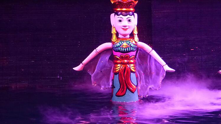 Für leuchtende Kinderaugen sorgt das weltberühmte Wasserpuppentheater in Hanoi.