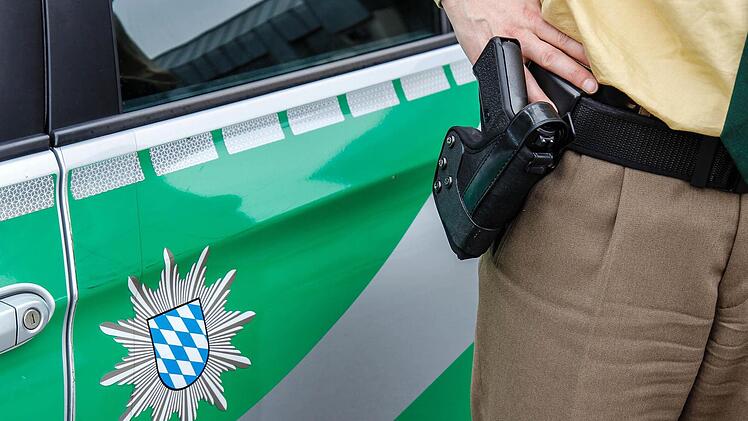 Ein Mercedes-Fahrer fuhr am Sonntag in Hirschaid in eine gesperrte Stra&szlig;e, &uuml;berrollte dann den Fu&szlig; einer Frau und fl&uuml;chtete. Symbolfoto: Christopher Schulz