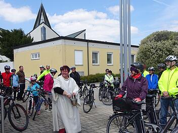 Vor dem Start gab Pastoralreferentin Christine Seufert den Sportlern den Segen mit auf die Radtour.  Fotos: Stefan Geiger