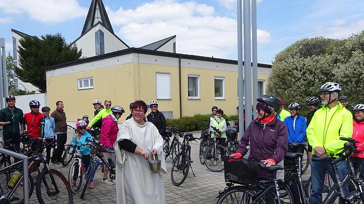 Vor dem Start gab Pastoralreferentin Christine Seufert den Sportlern den Segen mit auf die Radtour.  Fotos: Stefan Geiger