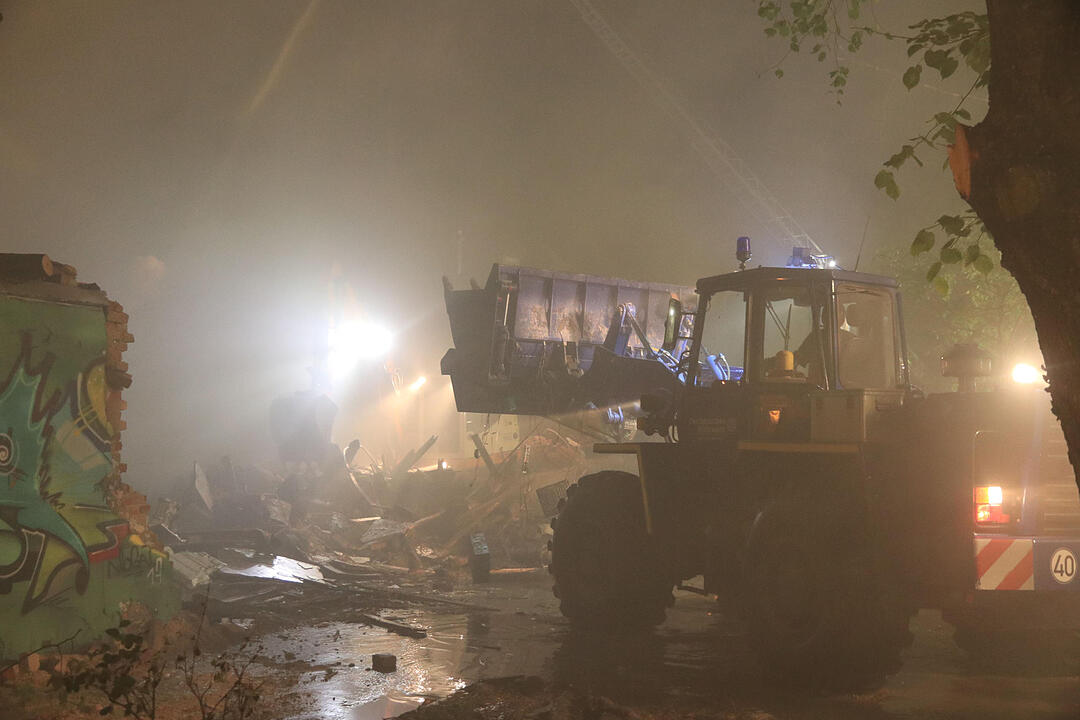 Ein Feuer hat die Diskothek "Rosenau" in Bayreuth völlig zerstört. Acht Menschen wurden verletzt. Der Brand ist unter Kontrolle.