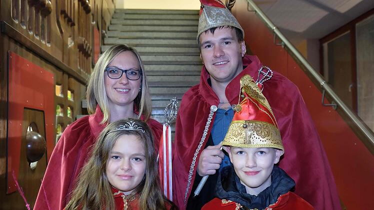 Vier Hoheiten für einen Verein: Die Faschingsfreunde Aura haben Natascha und Manuel Bindrum zum Prinzenpaar gekürt. Das Kinderprinzenpaar ist heuer Leni und Max. Gerd Schaar