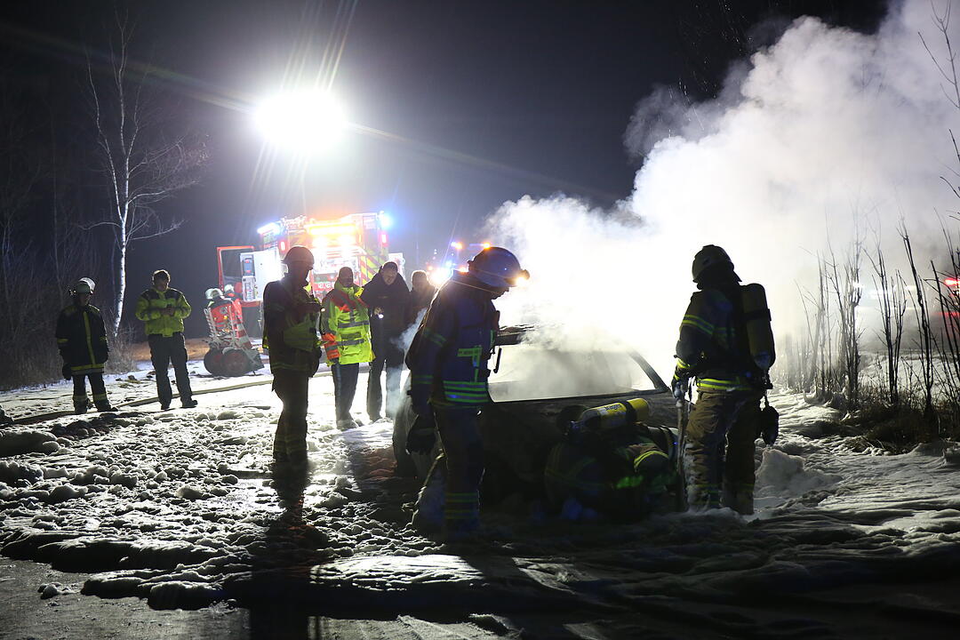 Oberfranken: Brandstiftung in Serie – mehrere Autos und Container brennen