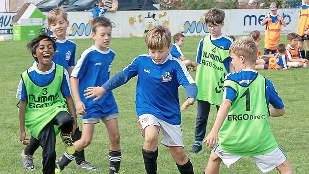 Weit &uuml;ber 100 Kinder nahmen am Trainingscamp teil, das der FC Michelau in Zusammenarbeit mit dem Nachwuchsleistungszentrum der SpVgg Greuther F&uuml;rth auf seinem Sportgel&auml;nde durchf&uuml;hrte.  Foto: Klaus Gagel