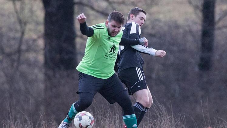 Max Vetterdietz (schwarzes Trikot) kämpft am Osterwochenende mit dem TSV Windheim um den Klassenerhalt. Für Martin Fojtik und den FC Seibelsdorf kann dieser schon unerreichbar werden, sollten die beiden Auswärtsspiele in Rothenkirchen und Gifting verloren gehen. Foto: Heinrich Weiß