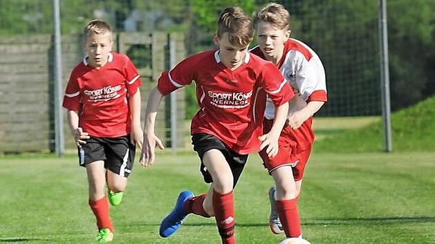 Unwiderstehlicher Antritt: Der doppelte Elfersh&auml;user Torsch&uuml;tze Felix Koch (vorn) zieht seinem Diebacher Gegenspieler davon. Das ist umso bemerkenswerter, da Koch eigentlich noch der U11 angeh&ouml;rt. Foto: ssp